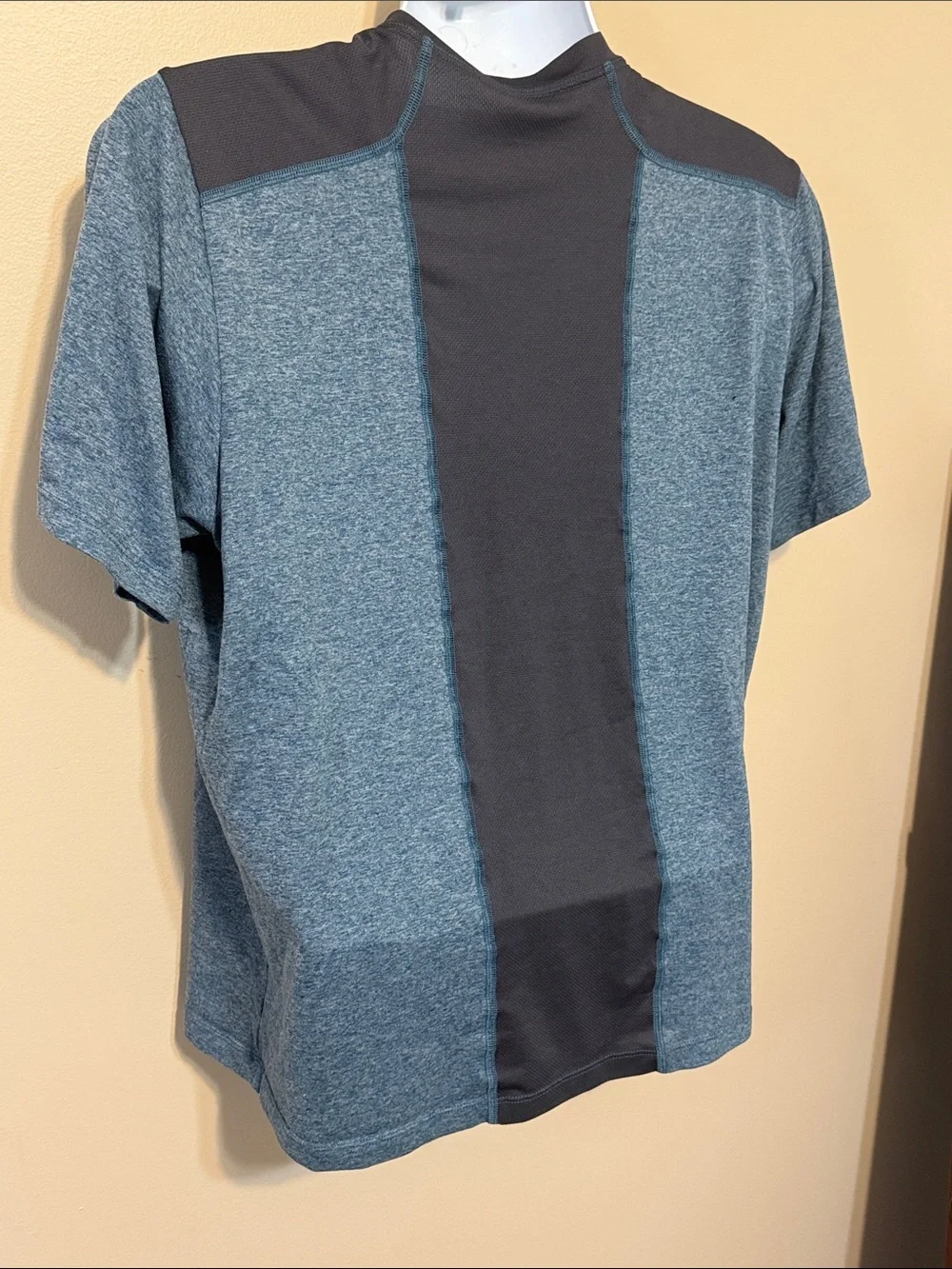 The North Face Men's Heathered Blue V‑Neck Performance Tee dark blue Accents